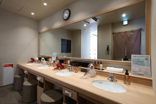 冈山Dormy Inn Okayama Natural Hot Spring的一间带三个水槽和大镜子的浴室