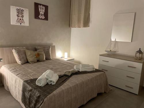 锡拉库扎La Pietra di Giada的一间卧室配有带毛巾的床