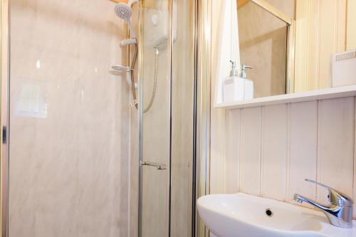 Upper HulmeThe Laburnum Retreat Shepherd Hut private hot Tub的带淋浴、盥洗盆和镜子的浴室