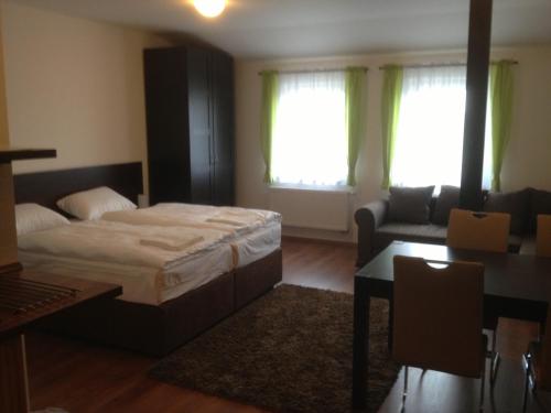 马达伯乐斯拉夫姆拉达博莱斯拉夫运动酒店的一间卧室设有一张床和一间客厅。