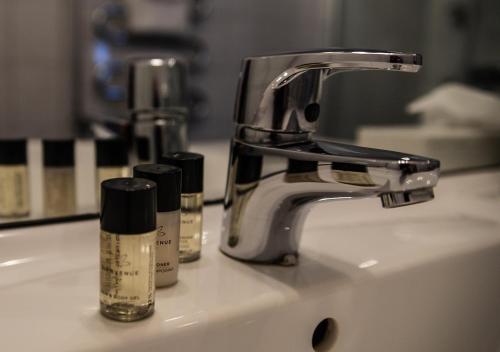 维默比Hotell Ronja的浴室水槽,上面装有两瓶化妆品
