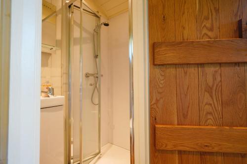 Upper HulmeLavender Retreat with Private Hot Tub的带淋浴的浴室和玻璃门