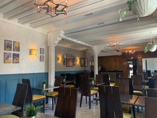 拉巴特拉巴特皇家酒店的一间带桌椅和吊灯的用餐室