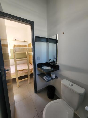 乌巴图巴CHALES DO BONA MARANDUBA的浴室设有白色的卫生间和镜子
