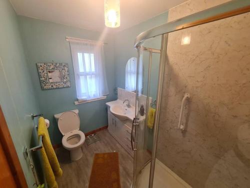 皮布尔斯Beautiful Peebles Bungalow的带淋浴、卫生间和盥洗盆的浴室