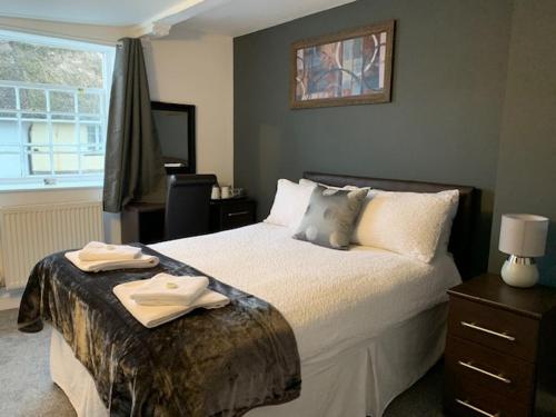 Silverton西尔维顿酒店的一间卧室配有一张床,上面有两条毛巾