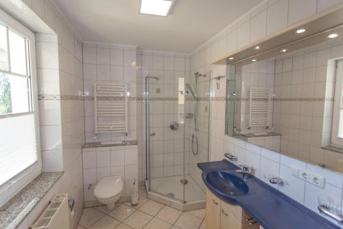 奥斯赛拜-塞林Ferienhaus zum Südstrand的一间带水槽、淋浴和卫生间的浴室