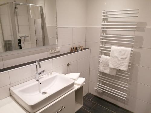 LastrupGasthof Zumdohme的白色的浴室设有水槽和镜子