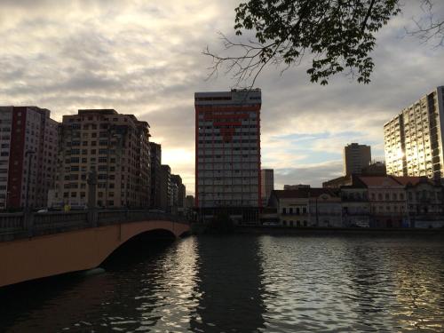 累西腓Rede Andrade Plaza Recife的一座高楼城市的河上桥梁