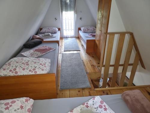 OpatovacKuća za odmor Apathy的带三张双层床和楼梯的客房