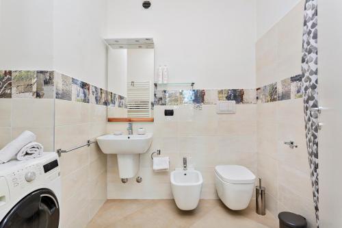 热那亚Le Chicche del Porto - Bleu的一间带水槽、卫生间和洗衣机的浴室