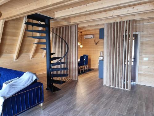 OrllanBatllava Premium Resort Villa 2的客厅位于房子内,设有螺旋楼梯