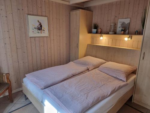 巴贝Haus Sandra的一张位于房间的床,上面有两个枕头