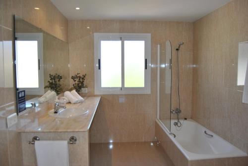 科洛尼亚圣霍尔迪Villa Teresa的带浴缸、水槽和浴缸的浴室