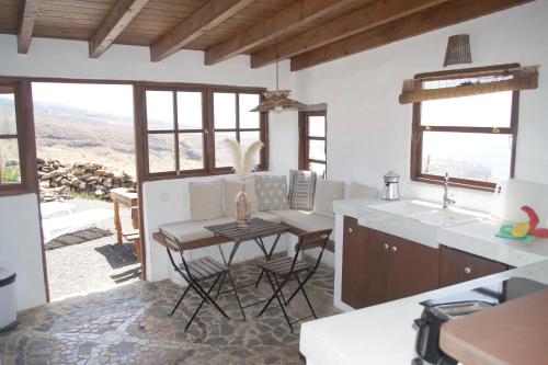 圣地亚哥海滩Casa Los Llanos的厨房配有桌椅和窗户。