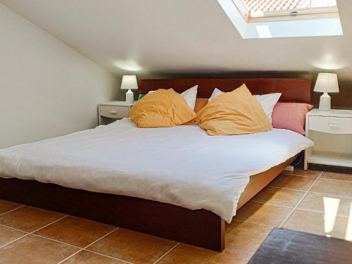 费雷尔Cloud to Chill Surfhouse Baleal的一间卧室配有带橙色枕头的床
