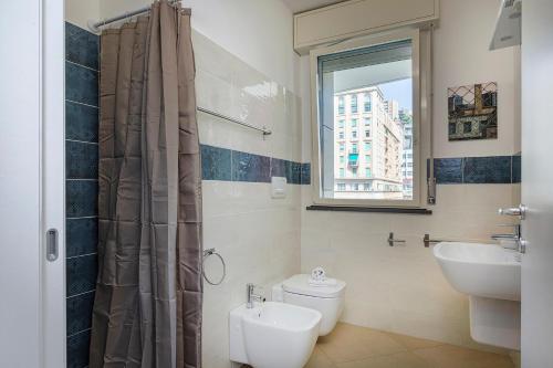 热那亚Le Chicche del Porto - Allure的一间带水槽和卫生间的浴室以及窗户。