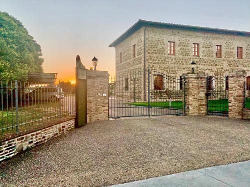 PetrignanoAlba su Assisi的建筑前的大门,有栅栏