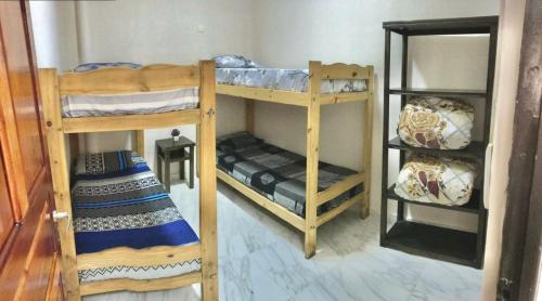 伊瓜苏港Colibrí Hostel的配有两张双层床的客房,另一间配有一张床