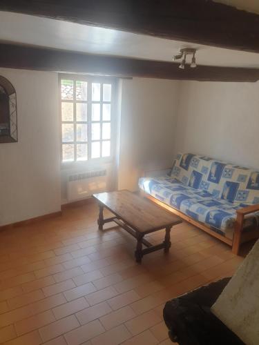 PierrevertMaison de village de 98 m2 typiquement provençale的客厅配有两张床和茶几