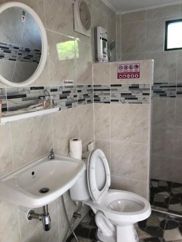 Sukanya Guesthouse的浴室配有白色卫生间和盥洗盆。