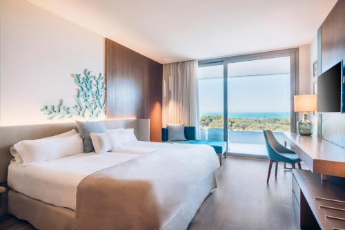 帕尔马海滩Iberostar Selection Llaut Palma- Adults Only的酒店客房设有一张大床和一张书桌。