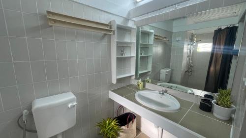 特鲁欧克比赫斯Le coquillage的一间带水槽和镜子的浴室