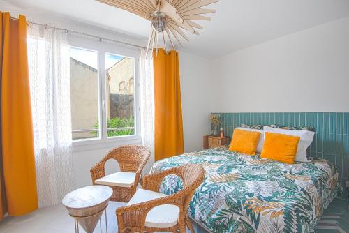 马赛Le Saint Charles的一间卧室配有一张床、两把椅子和一个窗户