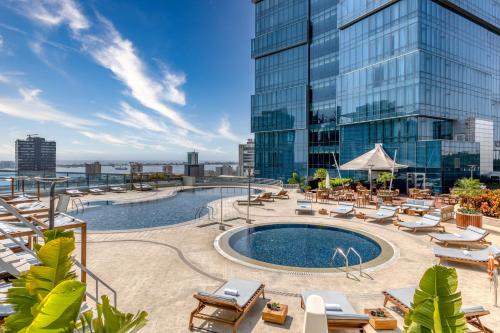 罗安达InterContinental Luanda Miramar, an IHG Hotel的一座带躺椅的建筑屋顶上的游泳池