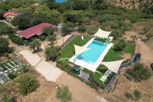 NasoCasa Vacanze Nino Petrelli的享有带游泳池的别墅的空中景致