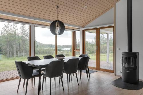 LaugarasScandinavian villa in South Iceland的一间带桌椅和壁炉的用餐室