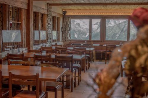 菲施艾格西翁酒店的一间设有桌椅的山景餐厅