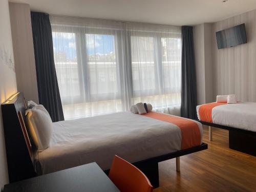 里斯本easyHotel Lisbon的酒店客房设有两张床和窗户。