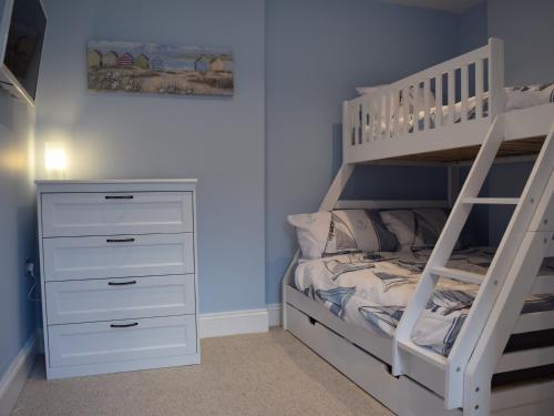 托基Harbour Retreat Trinity Mews的儿童卧室配有双层床和楼梯