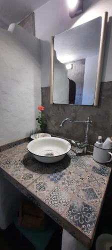 克拉图Casa Pitacas的一个带水槽和台面板的浴室