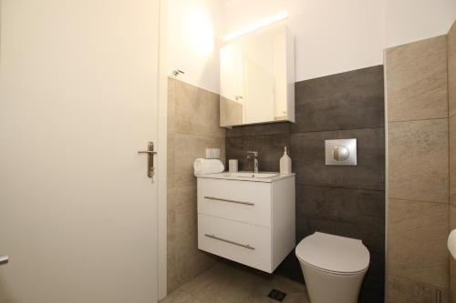 埃费奥纳斯Sunset Sea View Villa 9的浴室配有白色卫生间和盥洗盆。