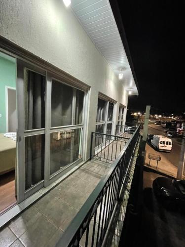 坎波斯杜若尔当Kitnets da Lane的享有停车场景色的建筑阳台