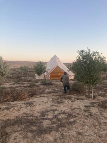 米茨佩·拉蒙Skyline eco-camp的站在沙漠帐篷前的人