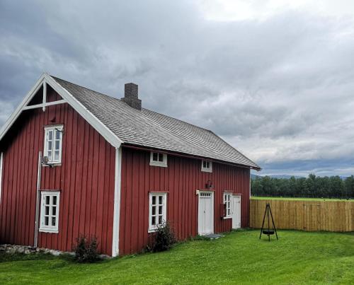 TranøyaTranøya的围栏田野中的红谷仓