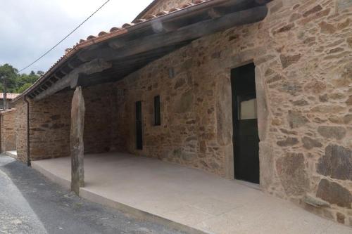 圣地亚哥－德孔波斯特拉Casa Peón de Pardaces的一座石头建筑,设有大庭院