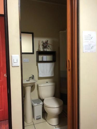 阿拉胡埃拉#2 private room close to airport的一间带卫生间和水槽的浴室