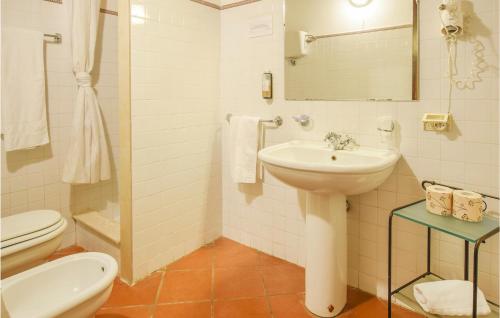 马焦内Awesome Apartment In Magione With Kitchen的白色的浴室设有水槽和卫生间。