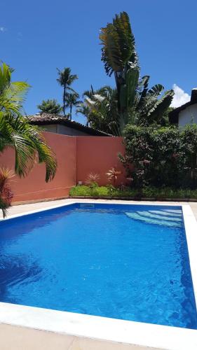 阿拉亚尔达茹达Morena Jambo的围栏前的大型蓝色游泳池