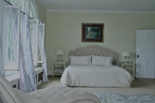 萨拉纳克莱克Franklin Manor Bed and Breakfast的卧室配有白色的床和2扇窗户。