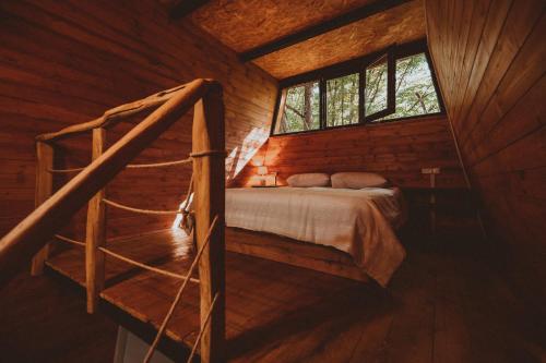 拉戈代希Eco Village In The Forest的小木屋内一间卧室,配有一张床