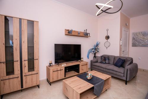 Ágios RókkosZoes Luxury Apartment Corfu的带沙发和平面电视的客厅