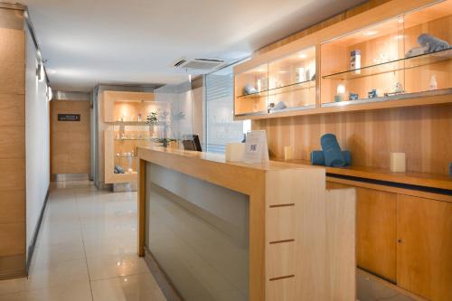 门多萨DiplomaticHotel的厨房配有木制橱柜和台面