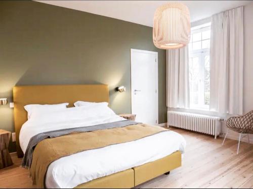 绍德方丹Le Clos Margaux的一间卧室设有一张大床和一个大窗户