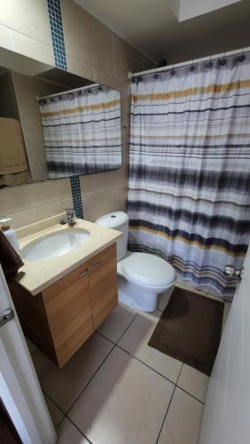 圣地亚哥San Diego的浴室配有水槽、卫生间和浴帘
