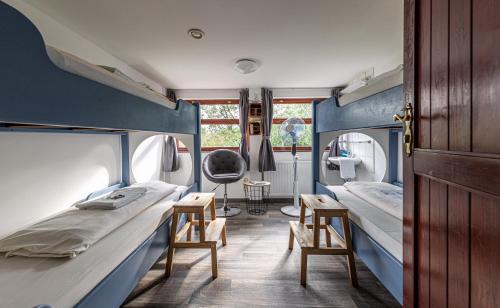 德累斯顿波普尔曼船屋的带两张床和镜子的客房